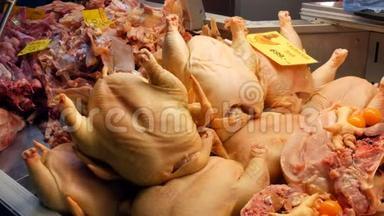 肉店橱窗或柜台上的大鸡尸体。